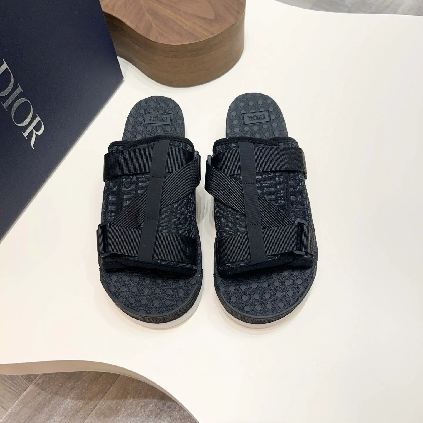 Factory price: 280💰Dior Alias ​​men's leather slippers. This Alias ​​sandal is a new summer product, showing a casual and elegant style. Carefully crafted from grained cow leather and Oblique printed fabric, with cowhide lining! Cross-strap design with metal-clad brass CD Diamond logo. The imported cowhide leather and rubber sole adds sophistication and comfort, while Oblique print-effect anti-slip panels add style. Size: 38-44 (45 customized)